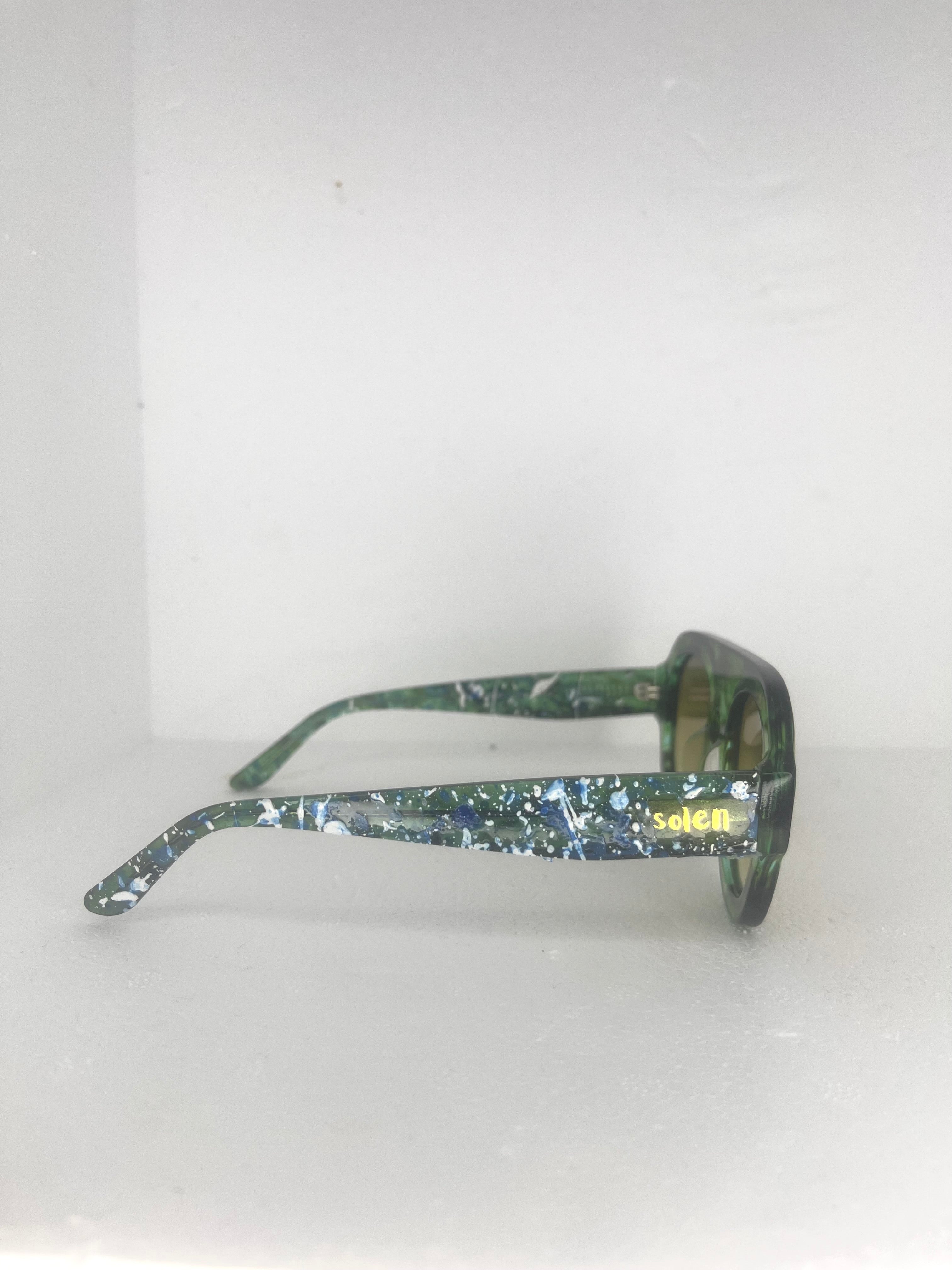 Elton- Blue and white